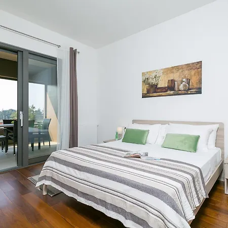 1 Bedroom With Sea View, Balcony And Bbq Near The Beach! *