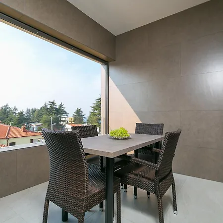 1 Bedroom With Sea View, Balcony And Bbq Near The Beach! Porec