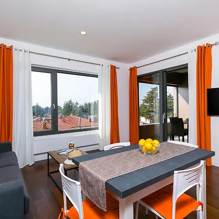 Apartment 1 Bedroom With Sea View, Balcony And Bbq Near The Beach! Porec