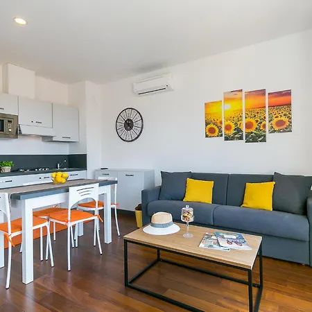 1 Bedroom With Sea View, Balcony And Bbq Near The Beach! Porec